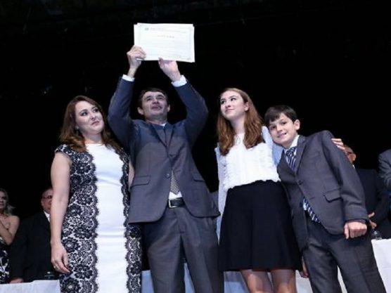 romero-diploma-2-556x417