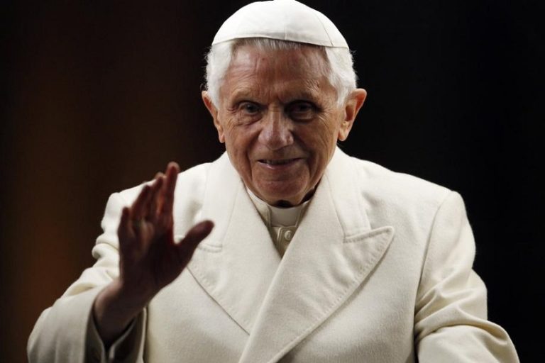 Irmão de Bento XVI diz que ele tem doença ‘paralisante’ Irmão de Bento XVI diz que ele tem doença ‘paralisante’