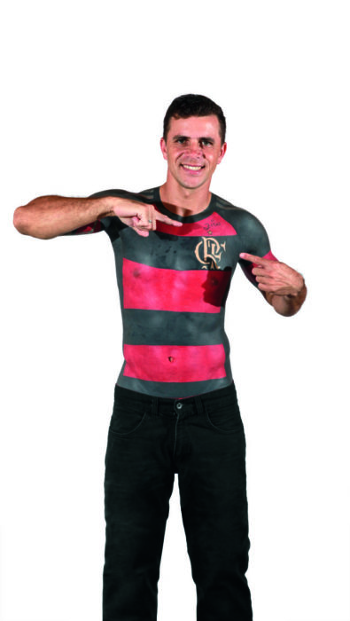 Leia mais sobre o artigo Torcedor justifica tatuagem com a camisa do Flamengo: “Amor inexplicável”