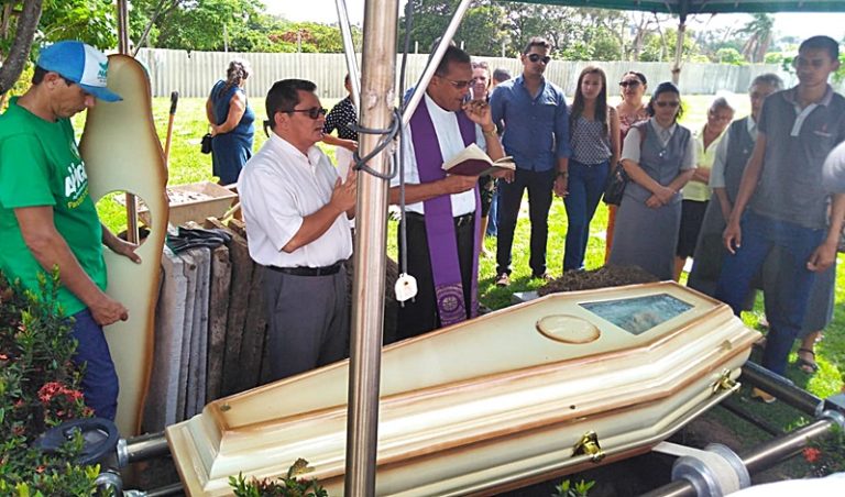 VÍDEO: Padres Severino e Adauto participam do último adeus a Padre Zé. Caravana de Ingá seguiu o cortejo