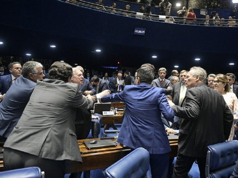 Após tumulto e confusão, eleição a presidente do Senado é adiada